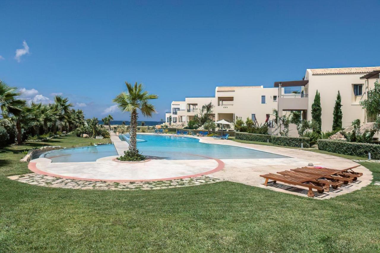 Resitour - Aphrodite Beachfront Pirgos Psilonerou Quarto foto