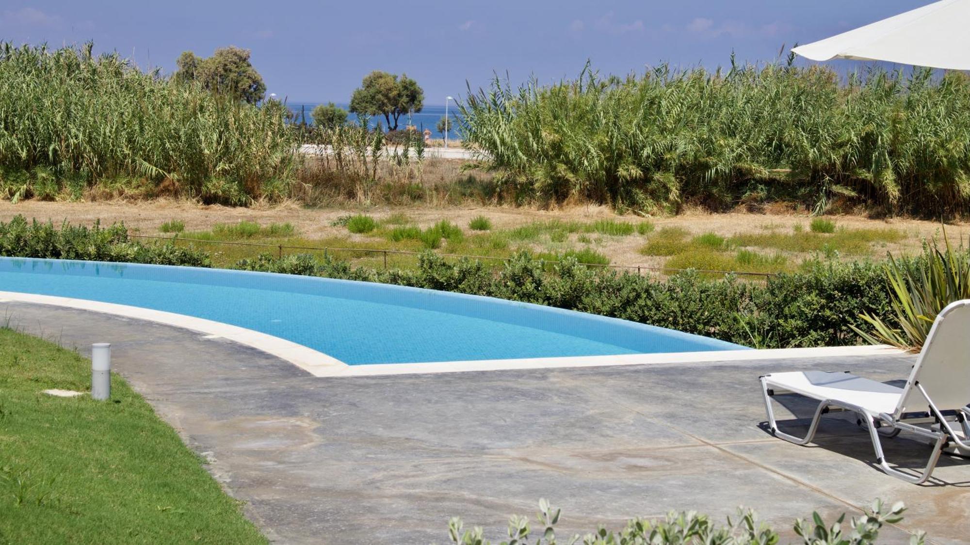 Resitour - Aphrodite Beachfront Pirgos Psilonerou Quarto foto
