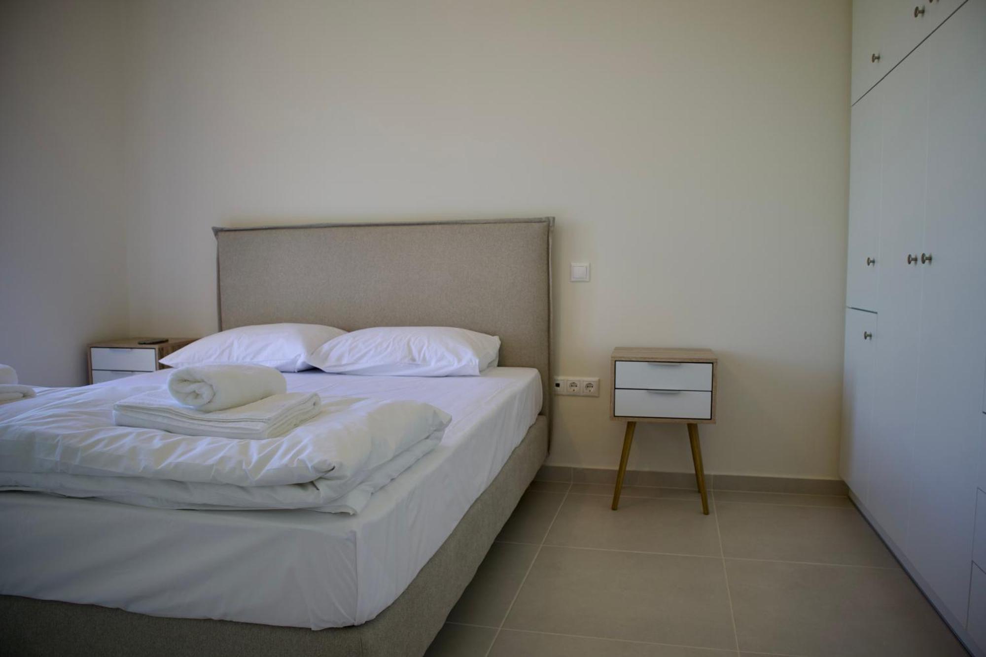 Resitour - Aphrodite Beachfront Pirgos Psilonerou Quarto foto
