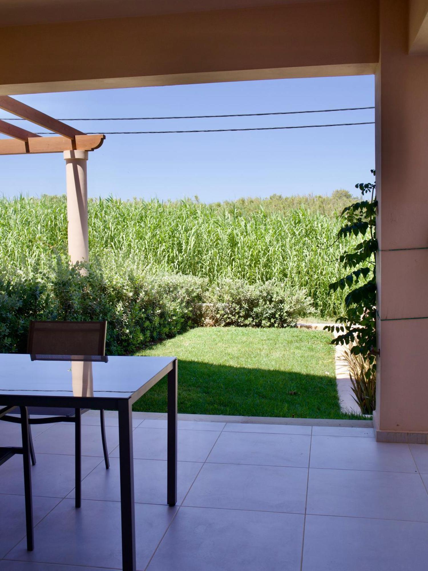 Resitour - Aphrodite Beachfront Pirgos Psilonerou Quarto foto