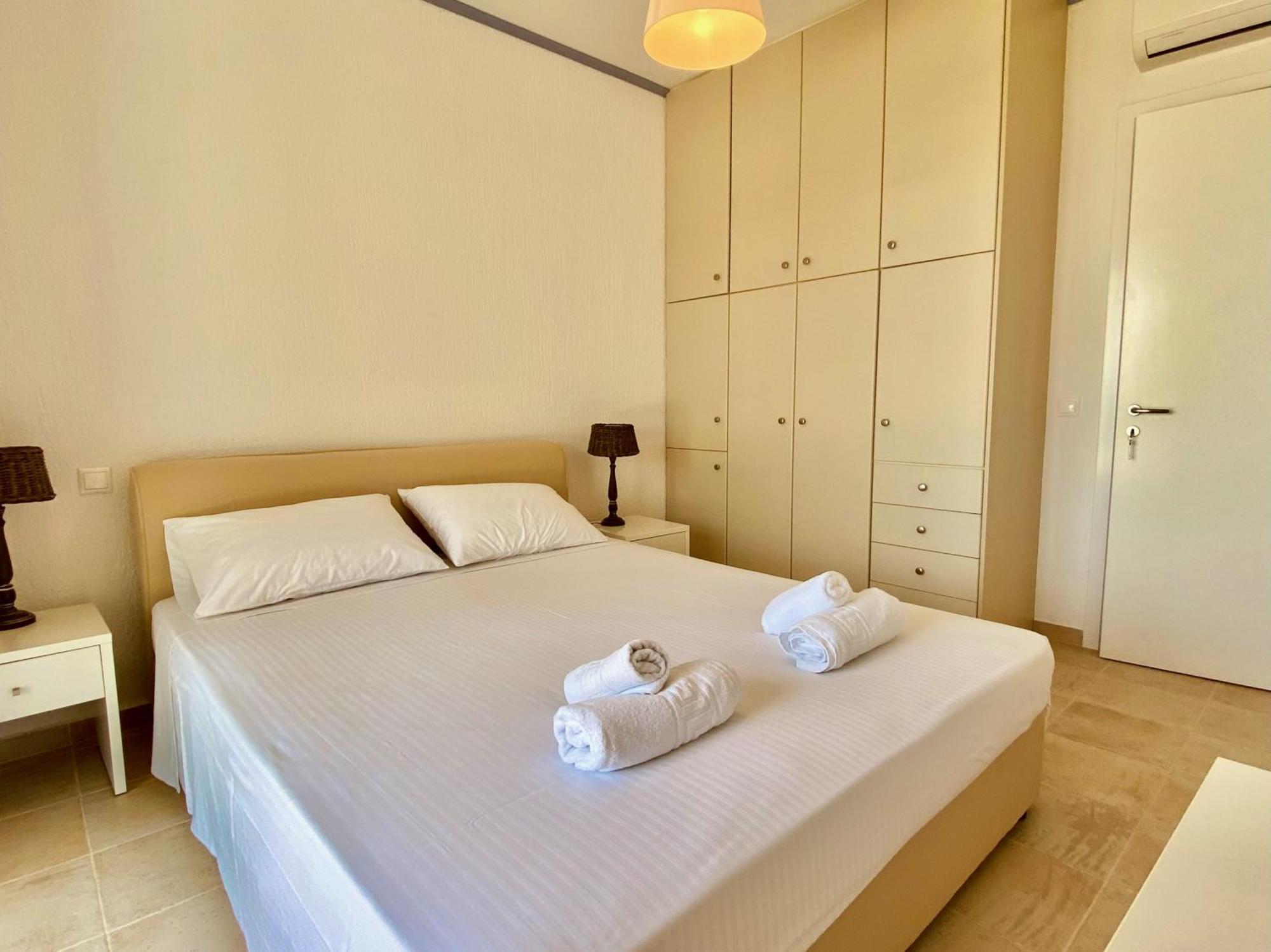 Resitour - Aphrodite Beachfront Pirgos Psilonerou Quarto foto