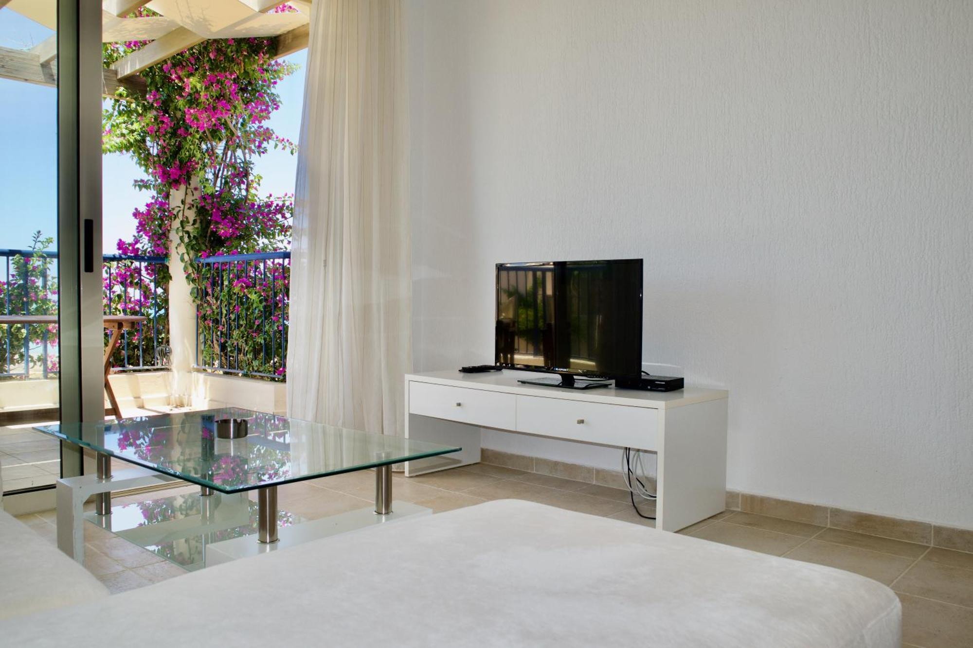 Resitour - Aphrodite Beachfront Pirgos Psilonerou Quarto foto