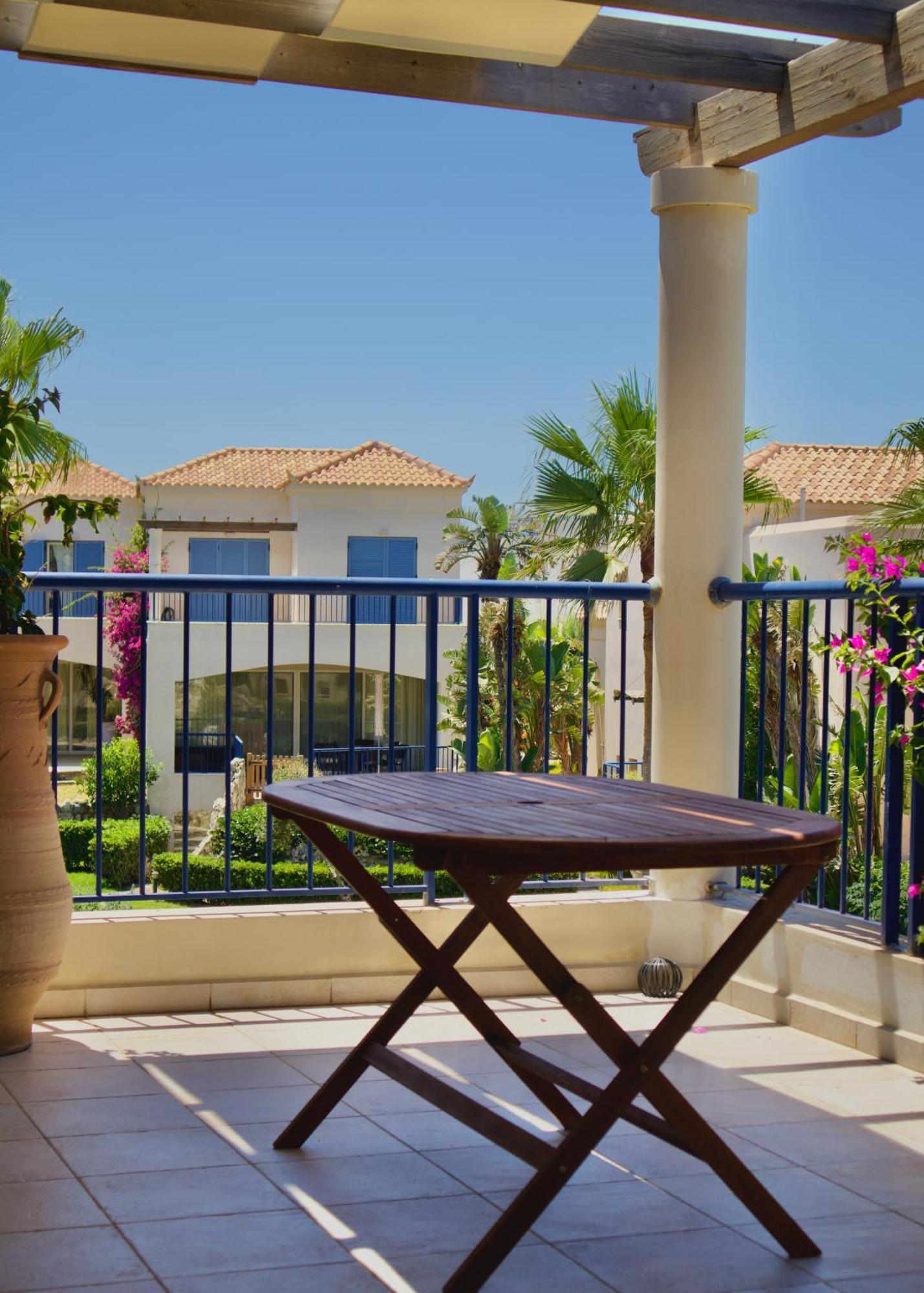 Resitour - Aphrodite Beachfront Pirgos Psilonerou Quarto foto