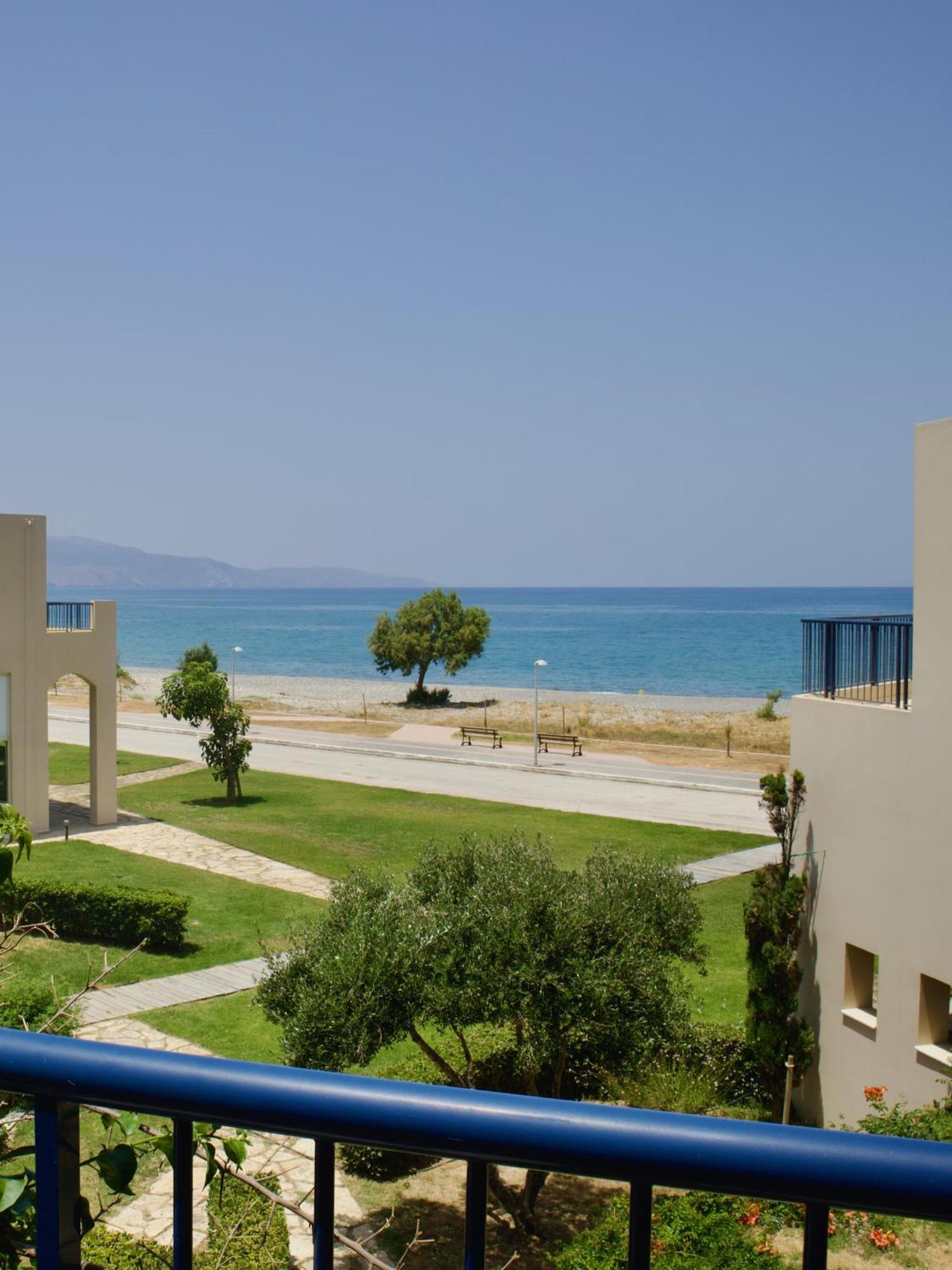 Resitour - Aphrodite Beachfront Pirgos Psilonerou Quarto foto