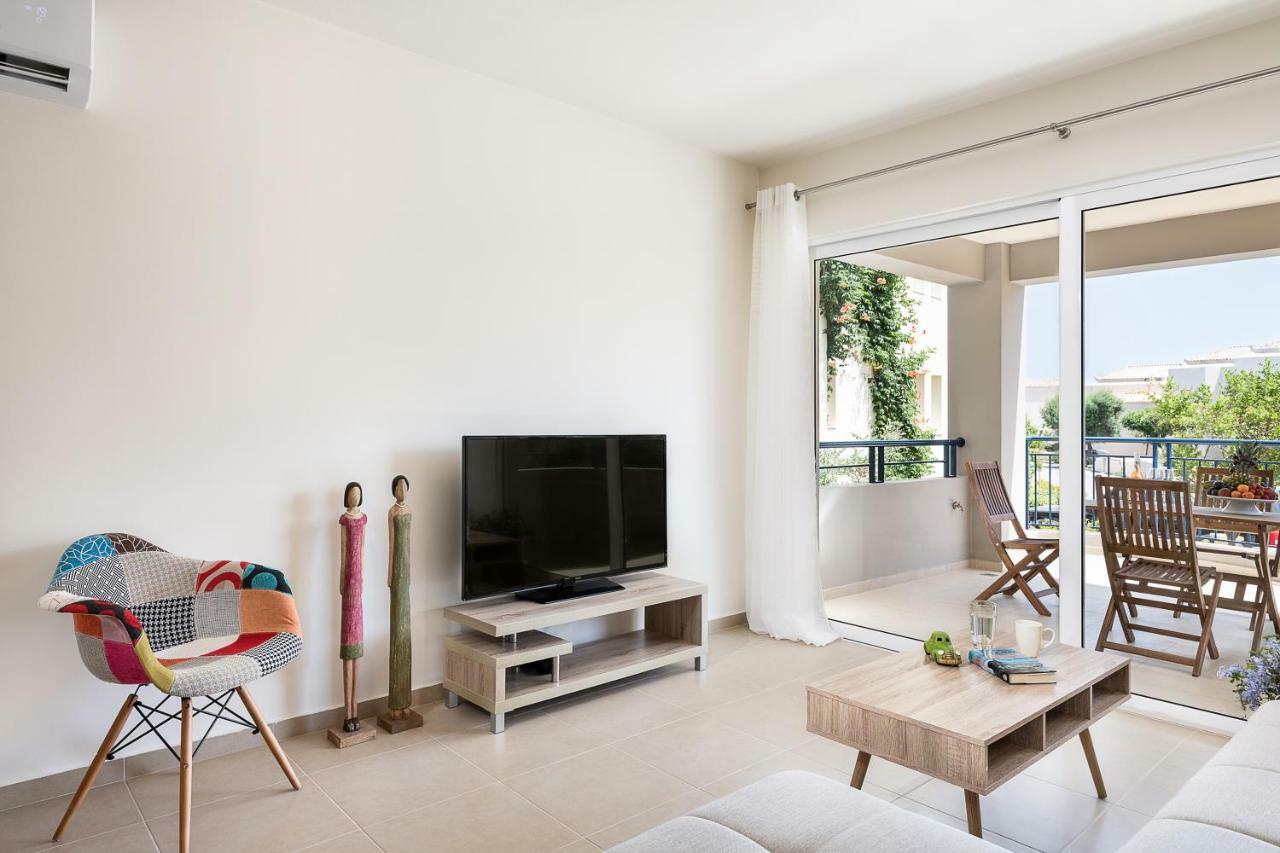 Resitour - Aphrodite Beachfront Pirgos Psilonerou Quarto foto