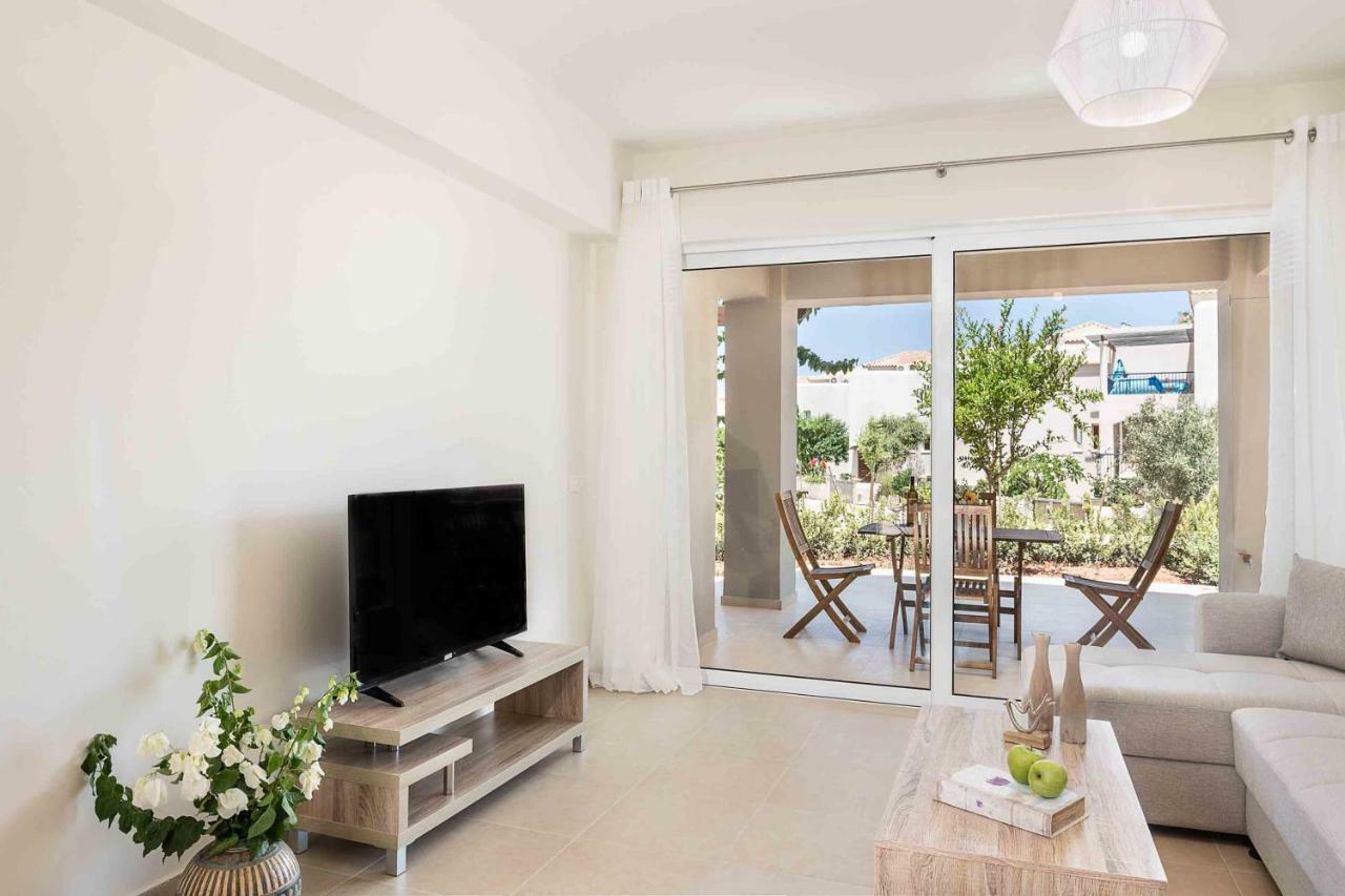 Resitour - Aphrodite Beachfront Pirgos Psilonerou Exterior foto