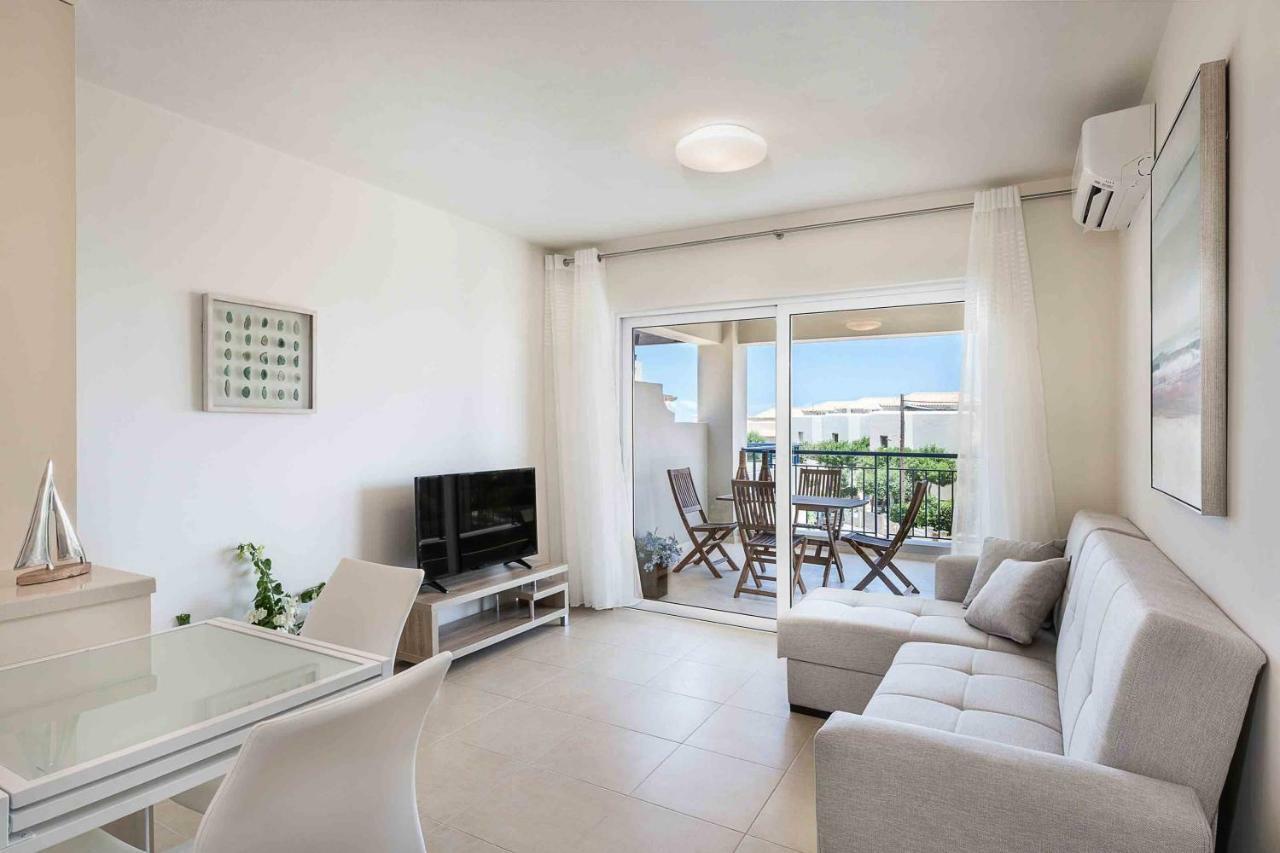 Resitour - Aphrodite Beachfront Pirgos Psilonerou Quarto foto